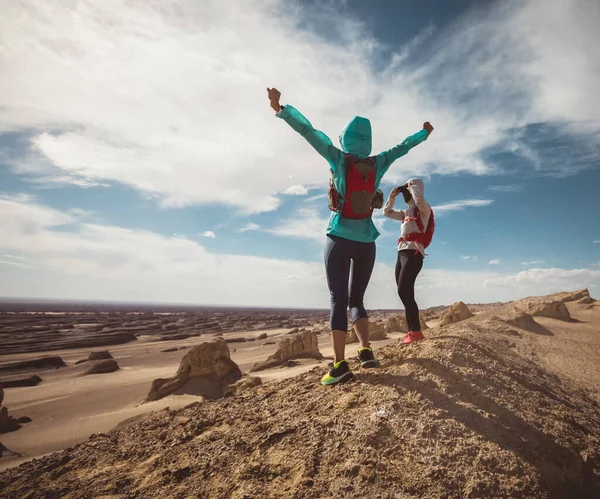 Due Donne Trail Runner Attraversano Paese Correndo Dune Desertiche Sabbia — Foto Stock
