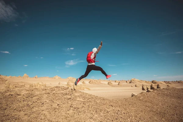 Kobieta Szlak Biegacz Biegnie Przez Kraj Biegając Wydmach Pustyni — Zdjęcie stockowe