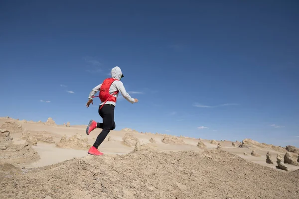 Vrouw Trail Loper Cross Country Draait Zand Woestijn Duinen — Stockfoto