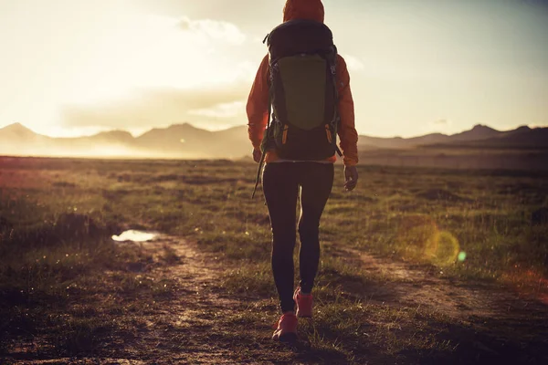 Escursionista Donna Escursioni Sulle Montagne Del Tramonto — Foto Stock