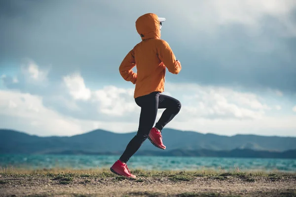 Woman Trail Runner Cross Country Running Outdoors — Stock Photo, Image