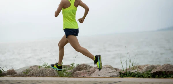 Fitness Kvinna Kör Träning För Maraton Solig Kust Spår — Stockfoto