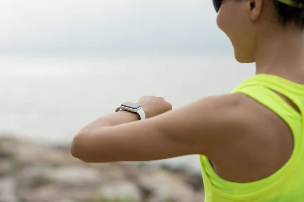 Corredor Mujer Fitness Mirando Smartwatch Sendero Costa Soleado — Foto de Stock