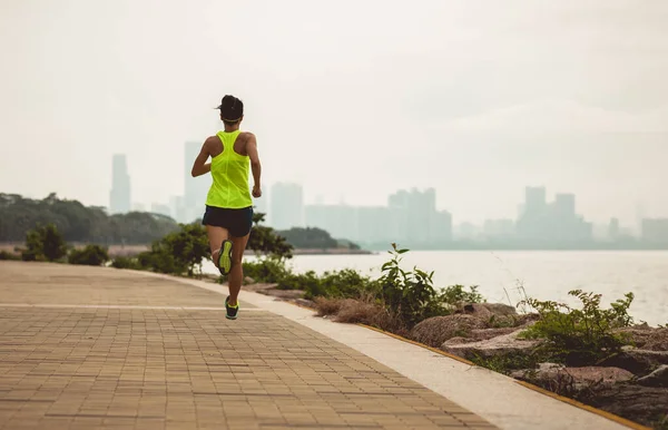 Fitness Mujer Corriendo Entrenamiento Para Maratón Sendero Costa Soleada —  Fotos de Stock
