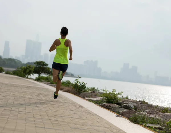 Fitness Žena Běží Trénink Maraton Slunné Pobřeží Stezka — Stock fotografie