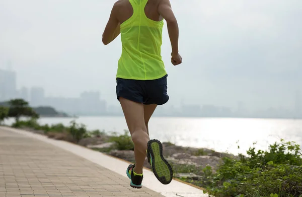 Fitness Mujer Corriendo Entrenamiento Para Maratón Sendero Costa Soleada — Foto de Stock