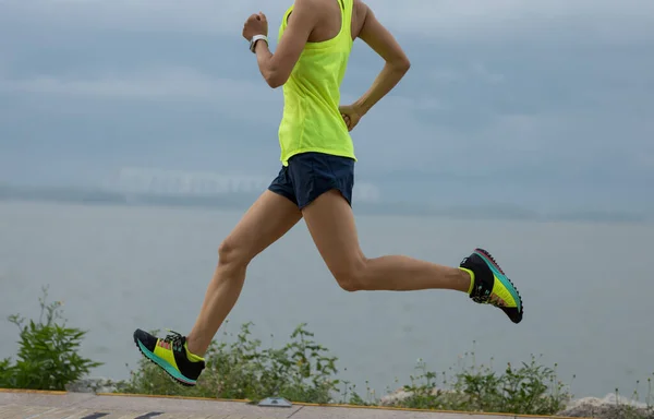 Fitness Kobieta Trening Biegowy Maratonu Słonecznym Szlaku Wybrzeża — Zdjęcie stockowe