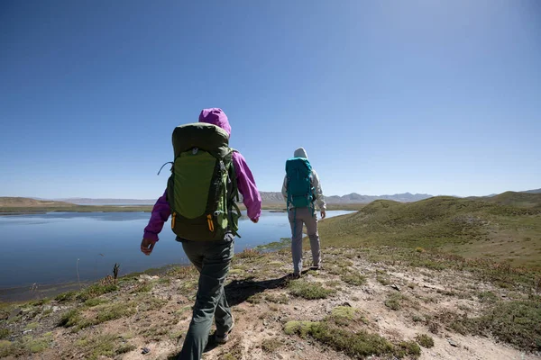 Dva Bckpackers Mají Výhled Vysokou Nadmořskou Výšku Jezera — Stock fotografie