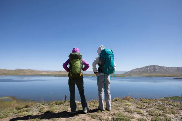 Twee Bckpackers Genieten Van Het Uitzicht Grote Hoogte Aan Het — Stockfoto