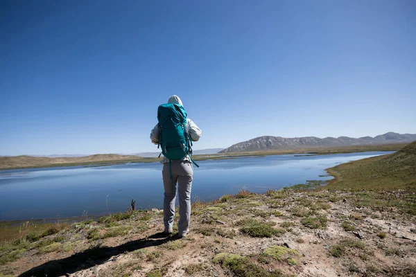 Backpacker Cieszyć Się Widokiem Dużej Wysokości Nad Jeziorem — Zdjęcie stockowe