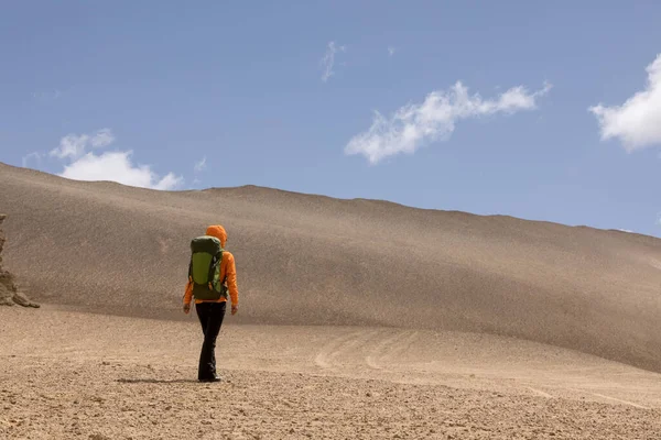 Wandelen Zandwoestijn Kijkend Naar Het Uitzicht — Stockfoto