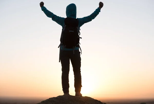 Succesvolle Vrouw Wandelaar Open Armen Zand Woestijn Zonsondergang — Stockfoto