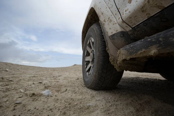 Вид Знизу Брудного Автомобіля Стоїть Піску — стокове фото