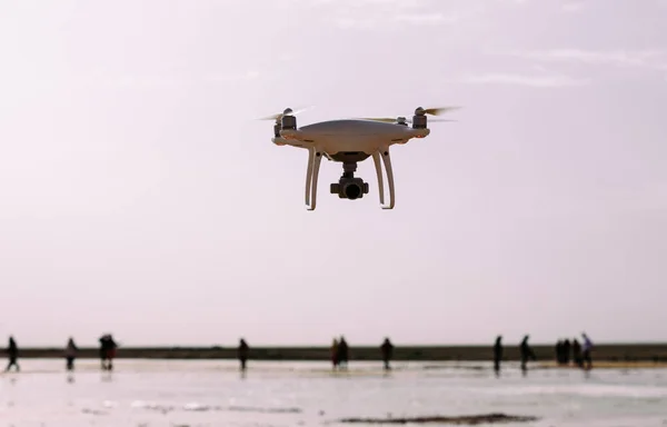 Drón Repül Levegőben Víz Háttér — Stock Fotó