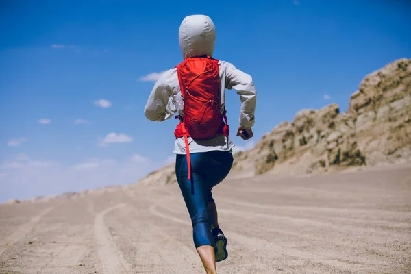 Spor Salonundaki Kadın Kum Tepelerinde Koşan Bir Koşucuyu Takip Ediyor — Stok fotoğraf