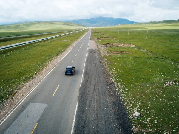 Carro Correndo Estrada Com Bela Vista Das Montanhas Grama — Fotografia de Stock