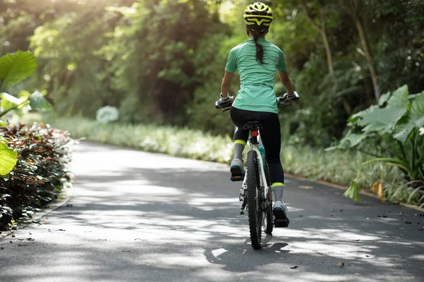 Mujer Montando Carril Bici Parque Día Soleado — Foto de Stock