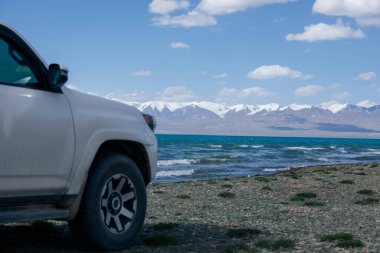 Göl kenarındaki off-road vagonu.