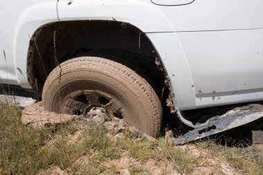 SUV çamura saplandı, tekerlek yakın çekim.