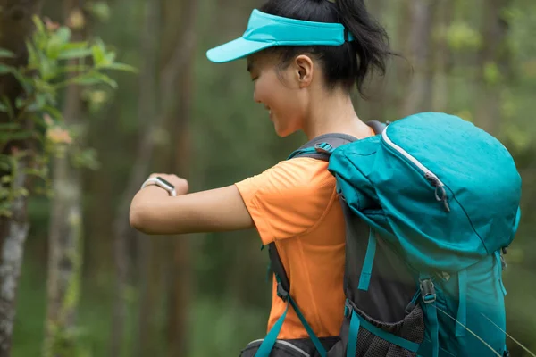 Kvinna Backpacker Vandring Sommar Soluppgång Skog Berg — Stockfoto