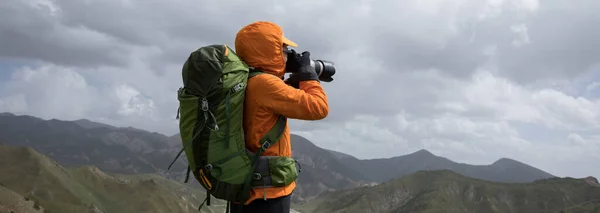 Succesvolle Vrouwelijke Fotograaf Maakt Foto Hoge Hoogte Bergtop — Stockfoto