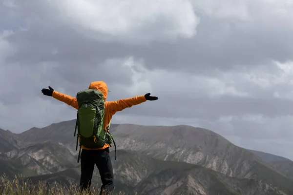 Úspěšná Žena Batohem Otevřené Paže Vysoké Nadmořské Výšce Vrcholu Hory — Stock fotografie