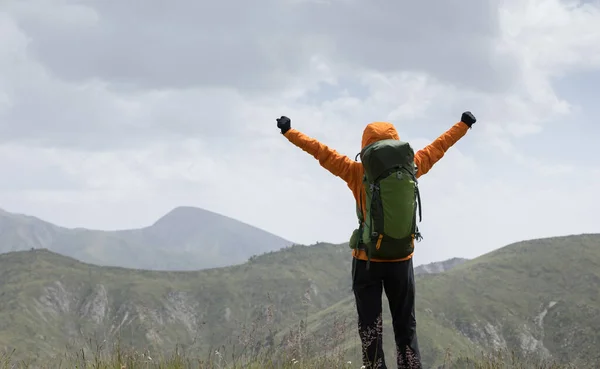 Successful Kobieta Backpacker Otwarte Ramiona Wysokiej Wysokości Szczytu Góry — Zdjęcie stockowe