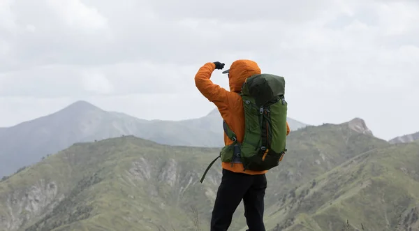 Backpacker Turistika Vysoké Nadmořské Výšce Vrcholu Hory — Stock fotografie