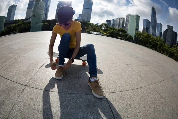 Skateboarder Amarrando Atacadores Cidade — Fotografia de Stock
