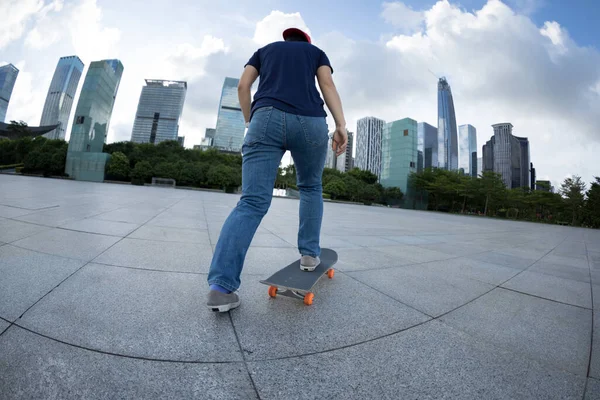 Mujer Asiática Skateboarder Skate Ciudad Moderna —  Fotos de Stock