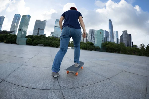 Femme Asiatique Skateboarder Skateboard Dans Ville Moderne — Photo