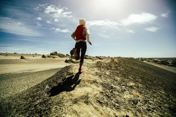 Fitness Vrouw Cross Country Hardlopen Woestijn — Stockfoto