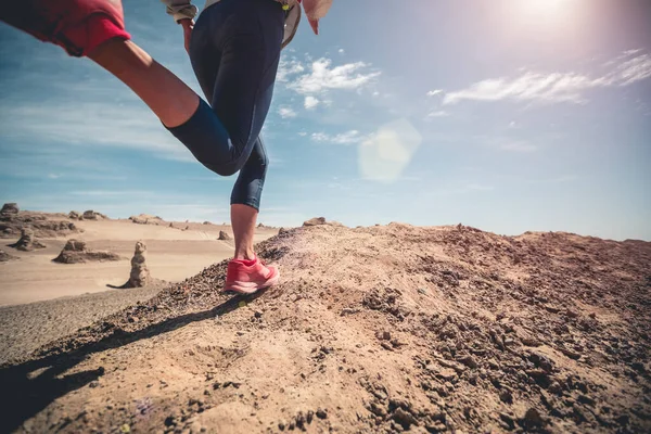 Fitness Kvinna Trail Runner Längdskidåkning Kör Sand Öken — Stockfoto