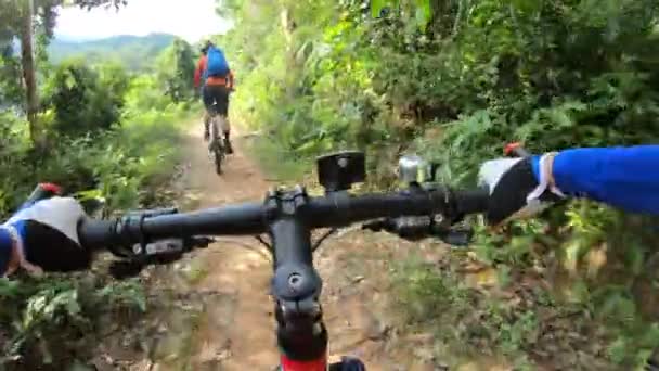 Dos Amigos Cruzan País Bicicleta Montaña Bosque Tropical — Vídeo de stock