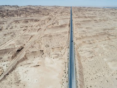 Çöldeki patikanın havadan görünüşü