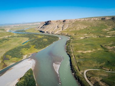 Çin 'de dağları ve nehri olan güzel manzaranın havadan görüntüsü.