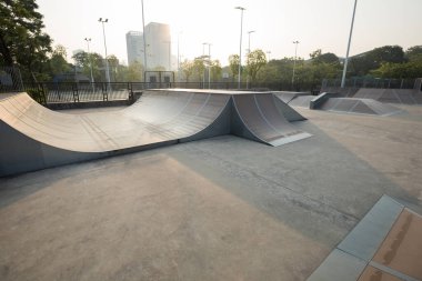 Güneşin doğuşunda kayak parkı rampaları