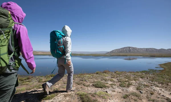 Dva Bckpackers Chůze Vrcholu Hory Vysoké Nadmořské Výšce Jezera — Stock fotografie