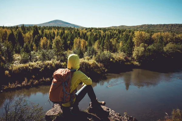 Solo Vandring Kvinna Njuta Utsikten Höstskogen — Stockfoto