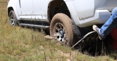 Beyaz SUV çamura saplandı.
