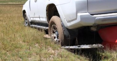 Beyaz SUV çamura saplandı.
