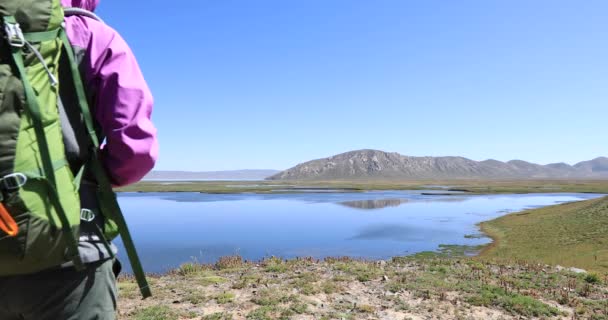 Backpacker Vychutnat Pohled Vysokou Nadmořskou Výšku Jezera Vyfotit Chytrým Telefonem — Stock video
