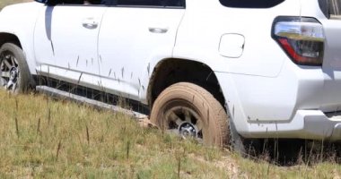 Beyaz SUV çamura saplandı.