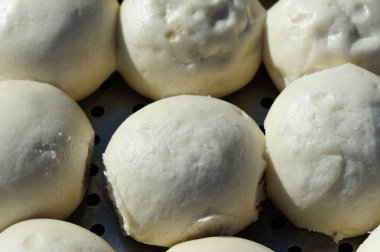 Çin yemeği buğulanmış çörekler konteynırda 