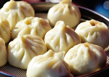 Çin yemeği buğulanmış çörekler konteynırda