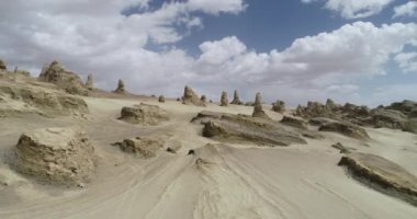 Çin 'in batısındaki yardang arazisinin havadan görünüşü