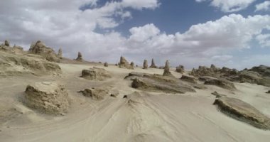 Çin 'in batısındaki yardang arazisinin havadan görünüşü