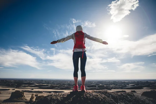 Kum Tepelerinde Kollarını Açık Tutan Başarılı Bir Kadın Koşucu — Stok fotoğraf