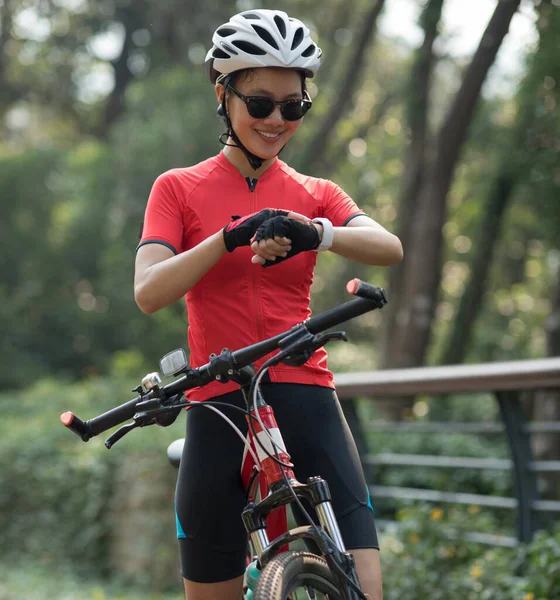 Woman Cyclist Looking Her Smartwatch While Riding Bike Sunny Day — Stock Photo, Image