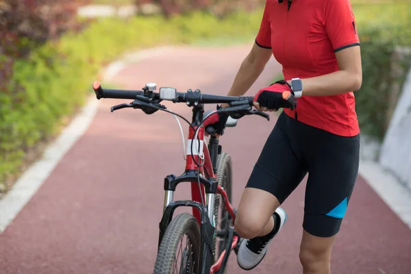 Radfahrerin Fährt Mountainbike Freien — Stockfoto